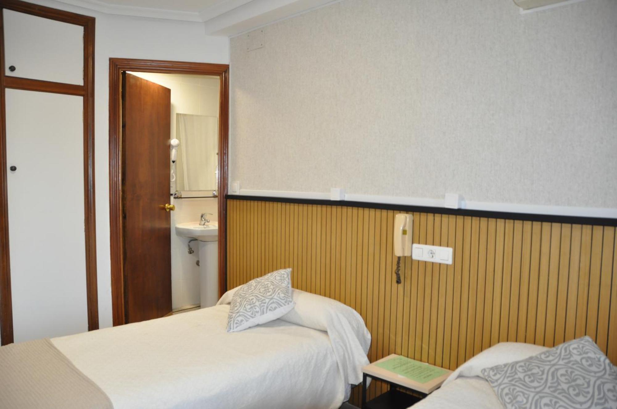 וייאדוליד Hostal Ramon Y Cajal מראה חיצוני תמונה